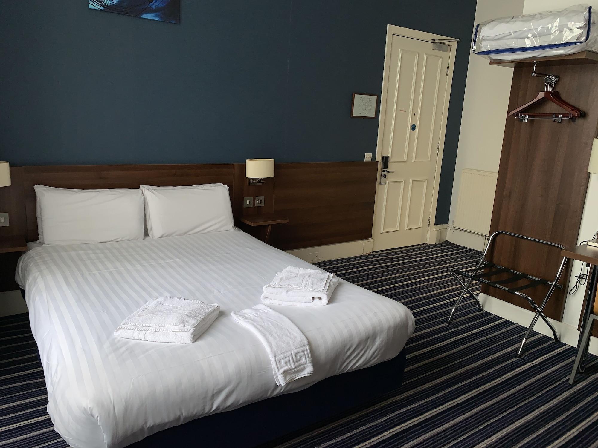 Piries Hotel Единбург Екстер'єр фото