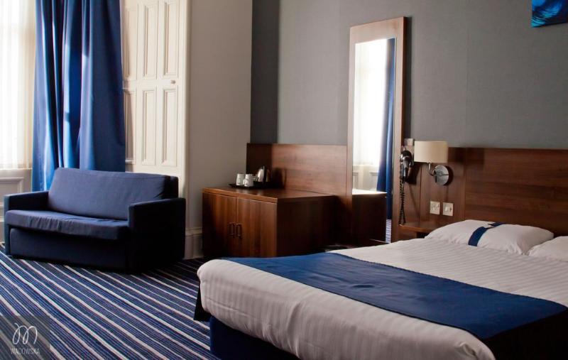 Piries Hotel Единбург Екстер'єр фото